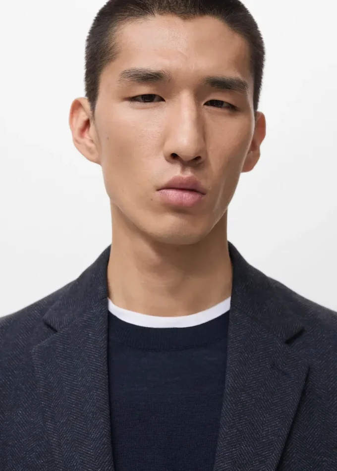 Kieszeń na piersi. Dwie naszywane kieszenie z przodu. Kieszeń wewnętrzna. Długie rękawy z mankietami zapinanymi na guziki. Podwójny roz Kieszeń na piersi. Dwie naszywane kieszenie z przodu. Kieszeń wewnętrzna. Długie rękawy z mankietami zapinanymi na guziki. Podwójny roz