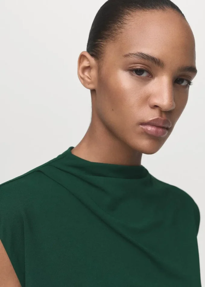 Kombinezon o prostym kroju z drapowanym dekoltem Kombinezon o prostym kroju z drapowanym dekoltem