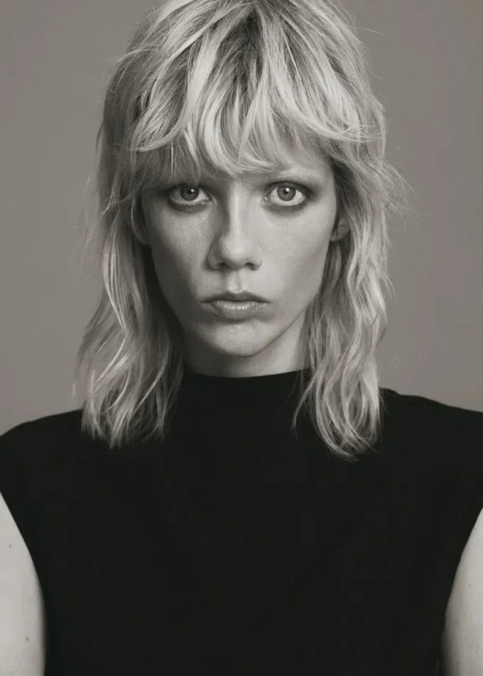 Kombinezon z drapowanym dekoltem i paskiem Kombinezon z drapowanym dekoltem i paskiem