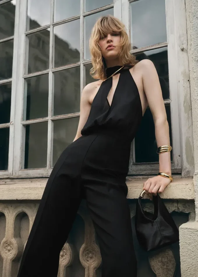 Kombinezon z wiązaniem na szyi i szalikiem Kombinezon z wiązaniem na szyi i szalikiem