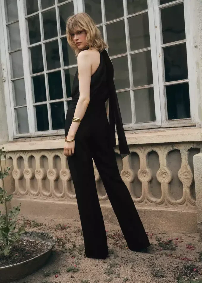 Kombinezon z wiązaniem na szyi i szalikiem Kombinezon z wiązaniem na szyi i szalikiem