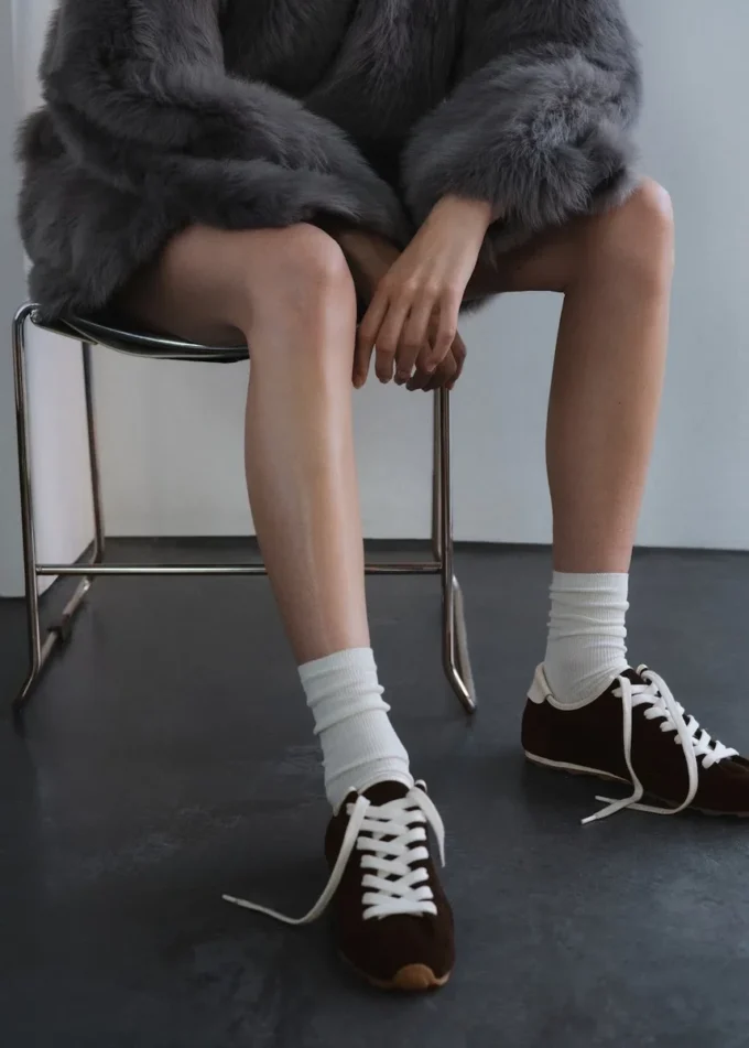 Kontrastowe sneakersy z zamszu Kontrastowe sneakersy z zamszu