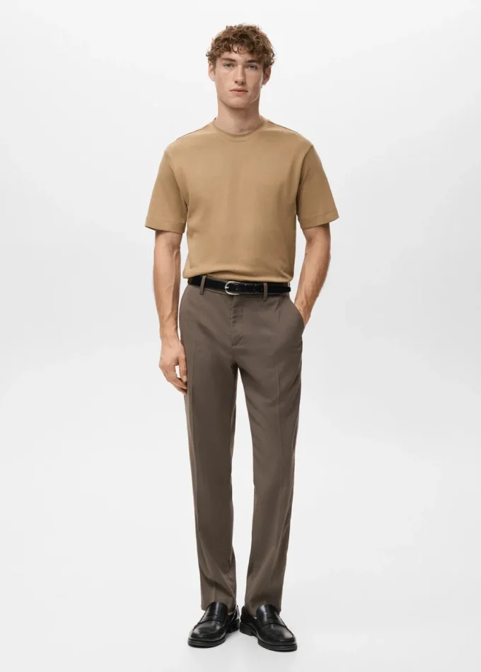 Koszulka o średniej gramaturze i regularnym kroju Koszulka o średniej gramaturze i regularnym kroju