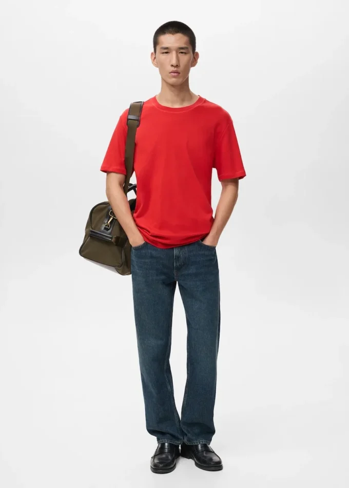 Koszulka o średniej gramaturze i regularnym kroju Koszulka o średniej gramaturze i regularnym kroju