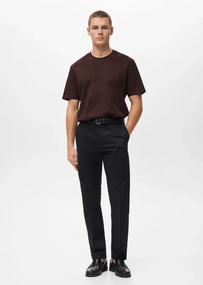 Koszulka o średniej gramaturze i regularnym kroju Koszulka o średniej gramaturze i regularnym kroju