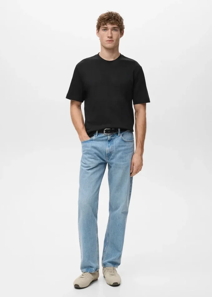 Koszulka o średniej gramaturze i regularnym kroju Koszulka o średniej gramaturze i regularnym kroju