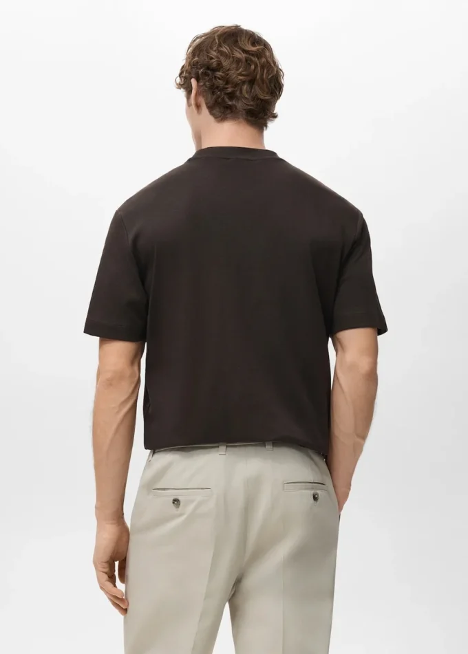 Koszulka o średniej gramaturze i regularnym kroju Koszulka o średniej gramaturze i regularnym kroju