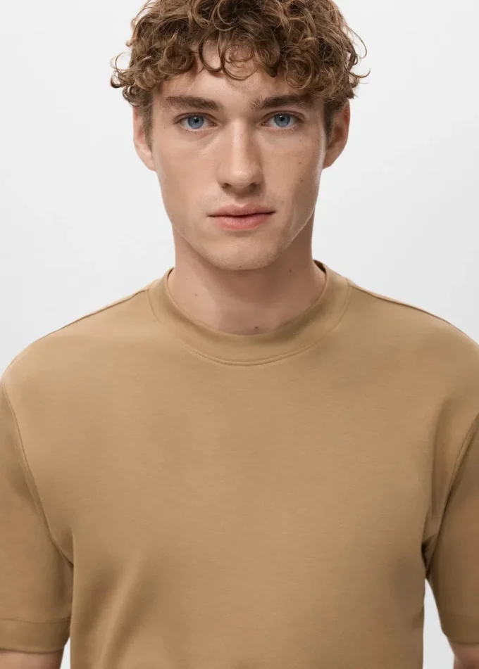 Koszulka o średniej gramaturze i regularnym kroju Koszulka o średniej gramaturze i regularnym kroju