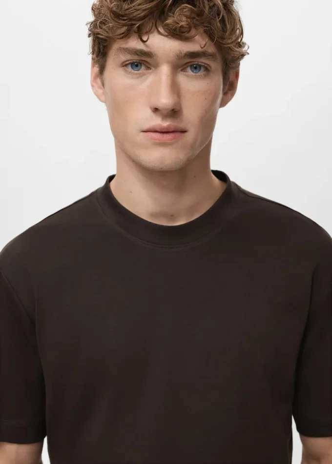 Koszulka o średniej gramaturze i regularnym kroju Koszulka o średniej gramaturze i regularnym kroju