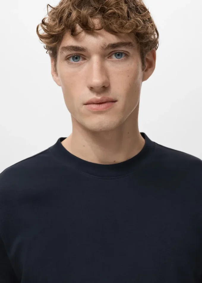 Koszulka o średniej gramaturze i regularnym kroju Koszulka o średniej gramaturze i regularnym kroju