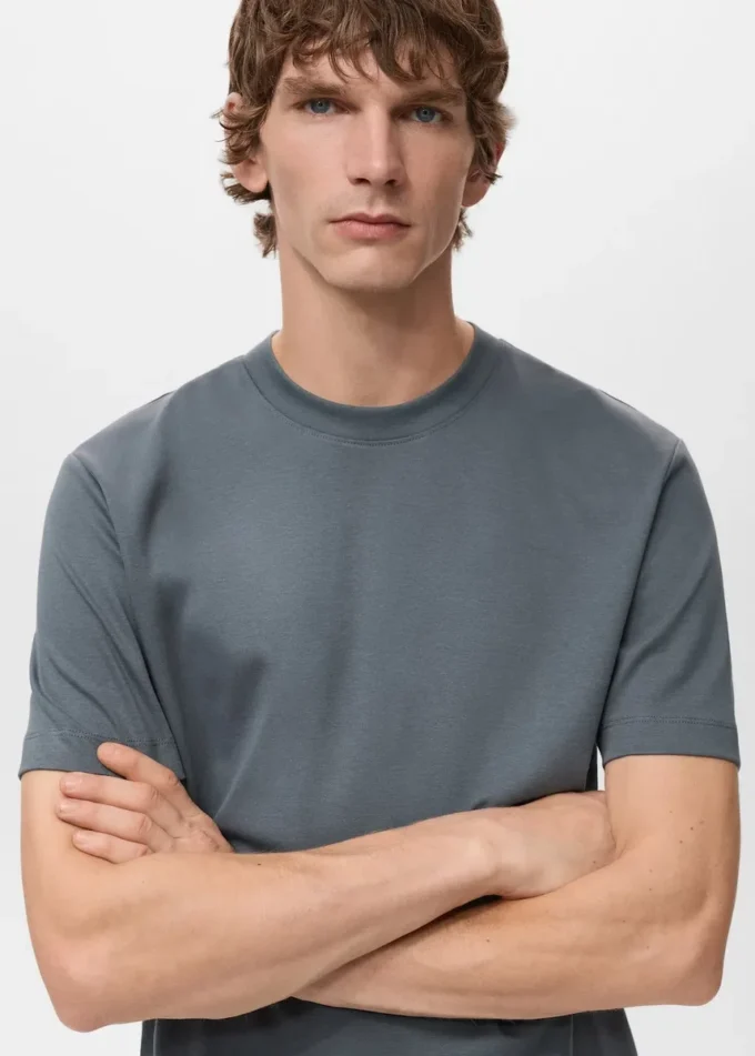 Koszulka o średniej gramaturze i regularnym kroju Koszulka o średniej gramaturze i regularnym kroju