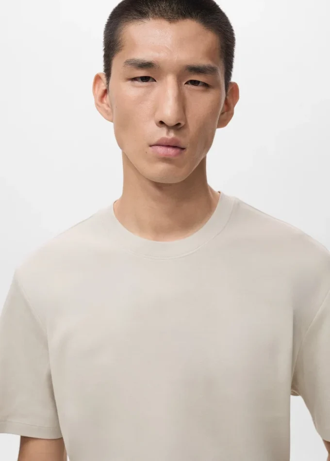 Koszulka o średniej gramaturze i regularnym kroju Koszulka o średniej gramaturze i regularnym kroju