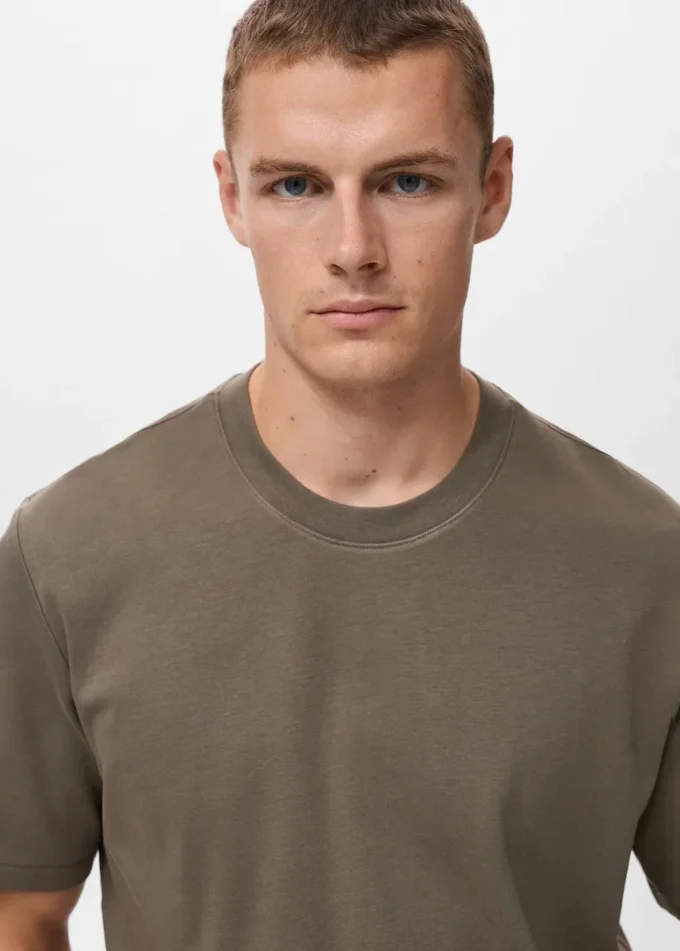 Koszulka o średniej gramaturze i regularnym kroju Koszulka o średniej gramaturze i regularnym kroju