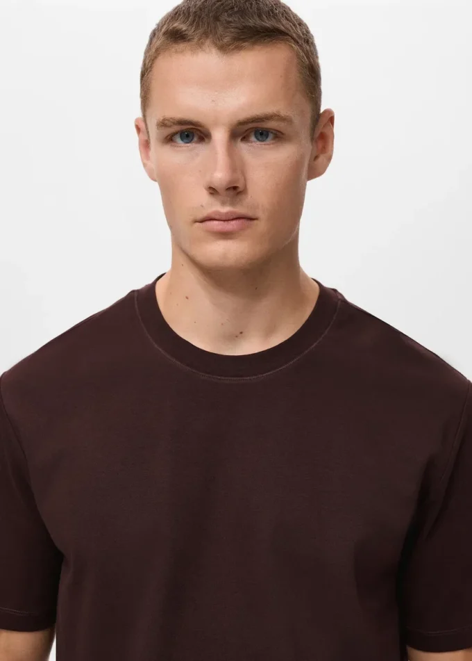 Koszulka o średniej gramaturze i regularnym kroju Koszulka o średniej gramaturze i regularnym kroju