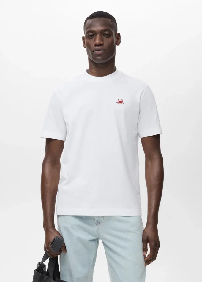 Koszulka wykonana w 100% z bawełny z haftowanym detalem Koszulka wykonana w 100% z bawełny z haftowanym detalem