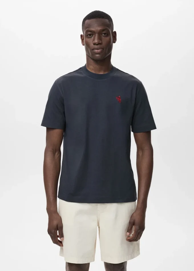 Koszulka wykonana w 100% z bawełny z haftowanym detalem Koszulka wykonana w 100% z bawełny z haftowanym detalem