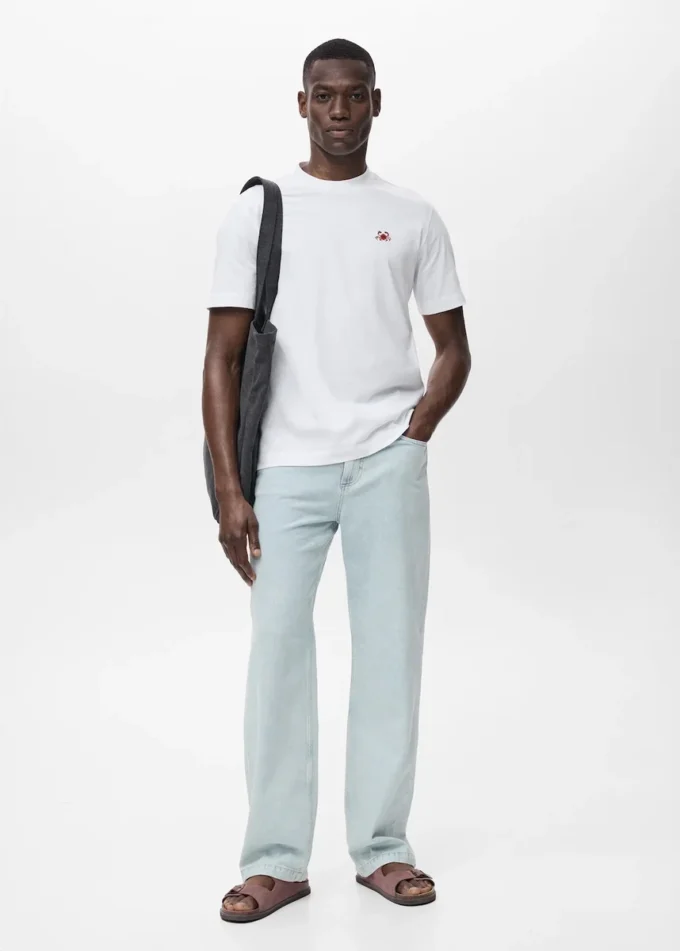 Koszulka wykonana w 100% z bawełny z haftowanym detalem Koszulka wykonana w 100% z bawełny z haftowanym detalem