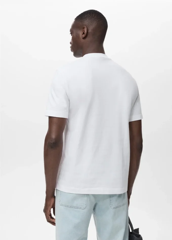 Koszulka wykonana w 100% z bawełny z haftowanym detalem Koszulka wykonana w 100% z bawełny z haftowanym detalem