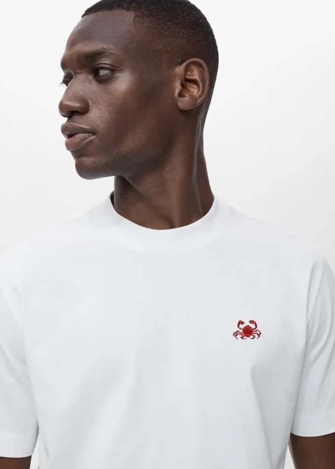 Koszulka wykonana w 100% z bawełny z haftowanym detalem Koszulka wykonana w 100% z bawełny z haftowanym detalem