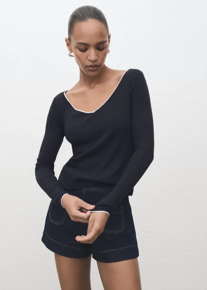 Koszulka z dekoltem w serek z połączeniem różnych materiałów Koszulka z dekoltem w serek z połączeniem różnych materiałów