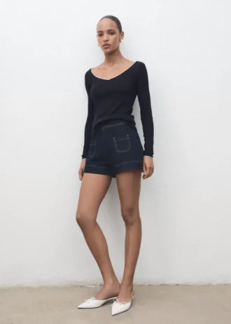 Koszulka z dekoltem w serek z połączeniem różnych materiałów Koszulka z dekoltem w serek z połączeniem różnych materiałów