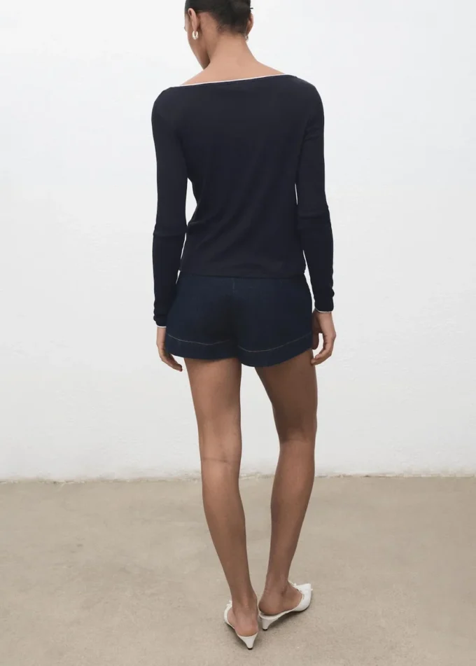 Koszulka z dekoltem w serek z połączeniem różnych materiałów Koszulka z dekoltem w serek z połączeniem różnych materiałów