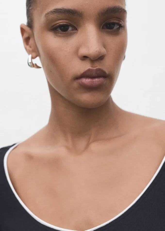 Koszulka z dekoltem w serek z połączeniem różnych materiałów Koszulka z dekoltem w serek z połączeniem różnych materiałów