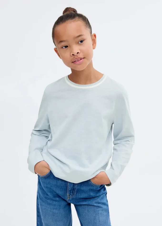 Koszulka z kontrastowym dekoltem Koszulka z kontrastowym dekoltem