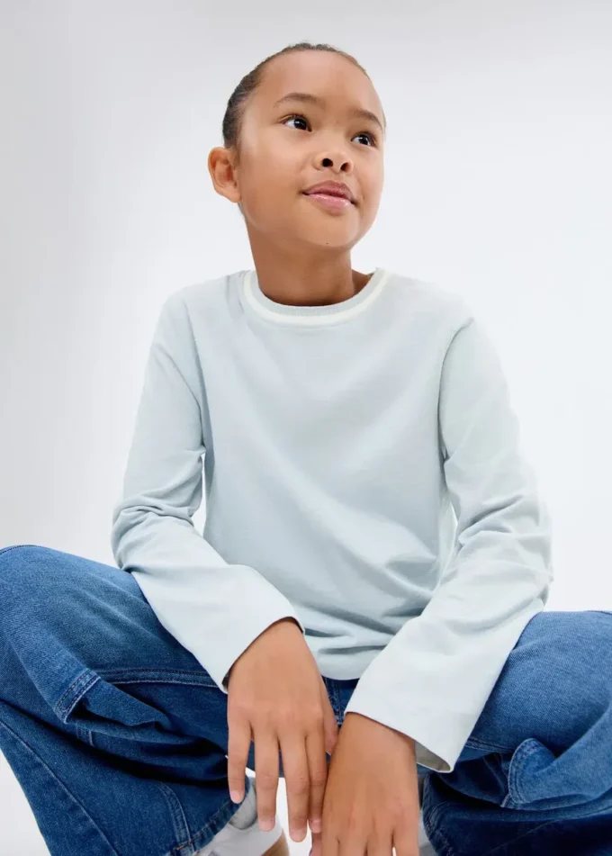 Koszulka z kontrastowym dekoltem Koszulka z kontrastowym dekoltem