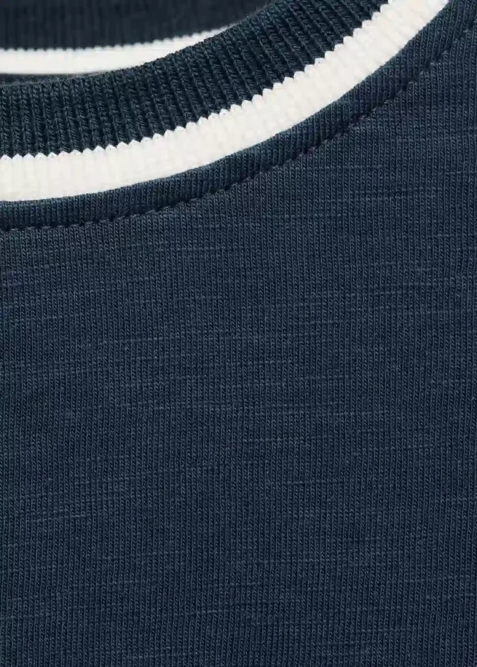 Koszulka z kontrastowym dekoltem Koszulka z kontrastowym dekoltem