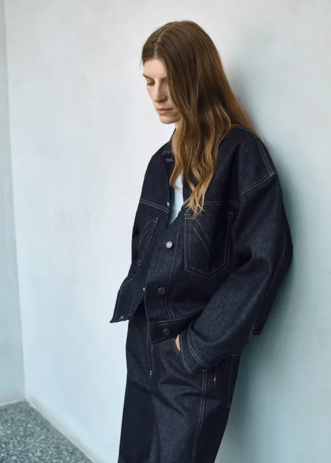 Kurtka dżinsowa z ozdobnymi szwami Kurtka dżinsowa z ozdobnymi szwami