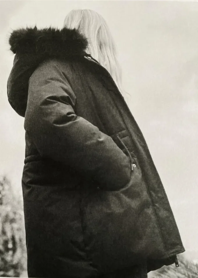 Kurtka z kapturem z efektem owczej skóry