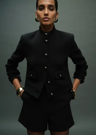 Kurtka z kołnierzem z paskiem z guzikami