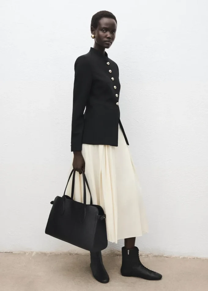 Kurtka z kołnierzem z paskiem z guzikami