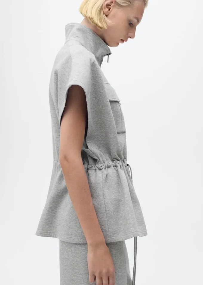 Kurtka z krótkim rękawem i regulowanym paskiem w talii Kurtka z krótkim rękawem i regulowanym paskiem w talii