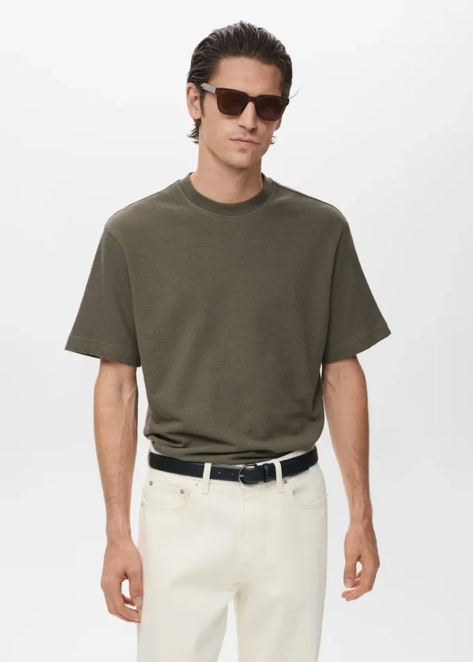 Luźna koszulka o strukturalnym kroju, wykonana w 100% z bawełny. Luźna koszulka o strukturalnym kroju, wykonana w 100% z bawełny.