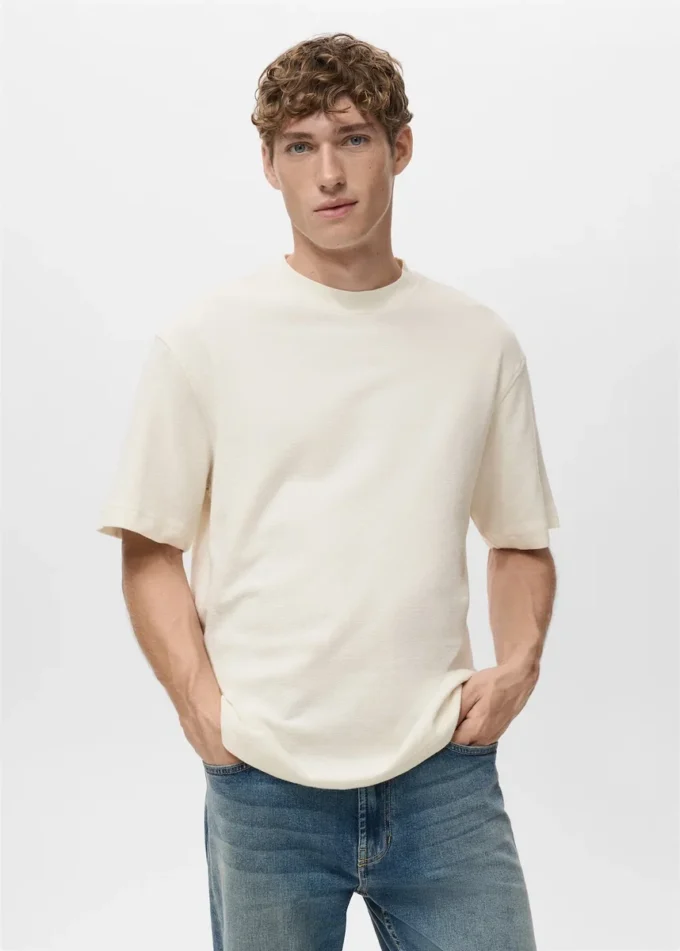 Luźna koszulka o strukturalnym kroju, wykonana w 100% z bawełny. Luźna koszulka o strukturalnym kroju, wykonana w 100% z bawełny.