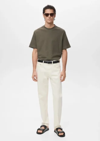 Luźna koszulka o strukturalnym kroju, wykonana w 100% z bawełny.