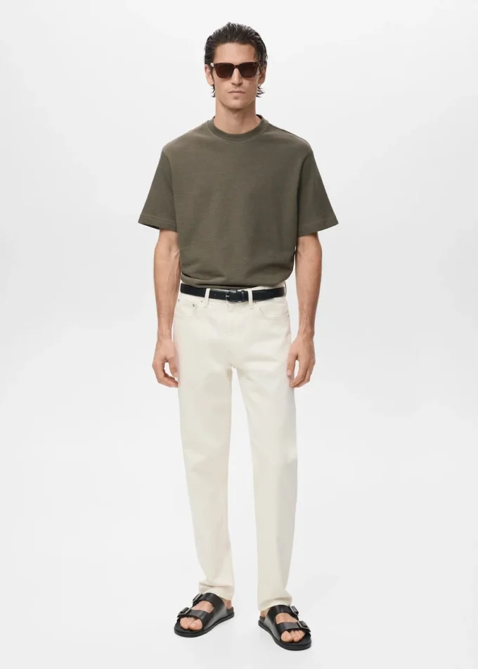 Luźna koszulka o strukturalnym kroju, wykonana w 100% z bawełny. Luźna koszulka o strukturalnym kroju, wykonana w 100% z bawełny.