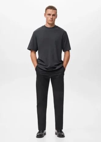 Luźna koszulka o strukturalnym kroju, wykonana w 100% z bawełny.