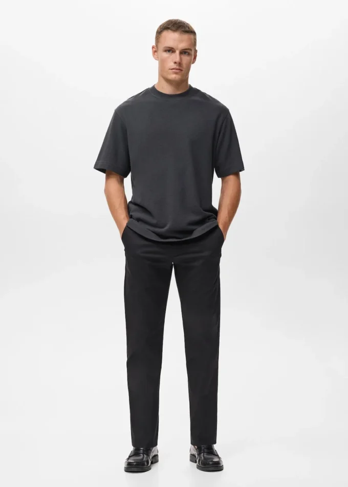 Luźna koszulka o strukturalnym kroju, wykonana w 100% z bawełny. Luźna koszulka o strukturalnym kroju, wykonana w 100% z bawełny.