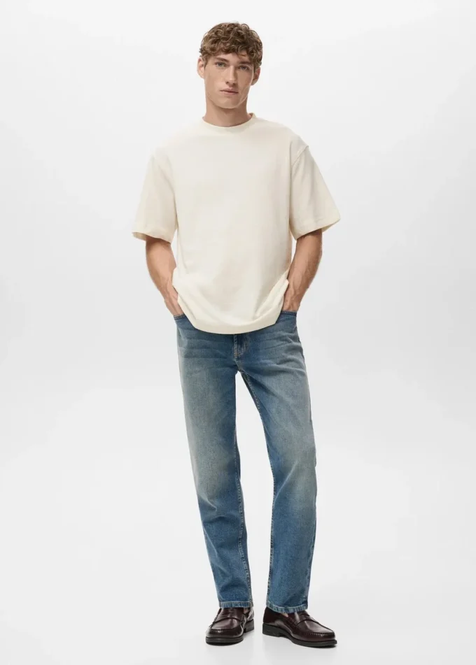 Luźna koszulka o strukturalnym kroju, wykonana w 100% z bawełny. Luźna koszulka o strukturalnym kroju, wykonana w 100% z bawełny.