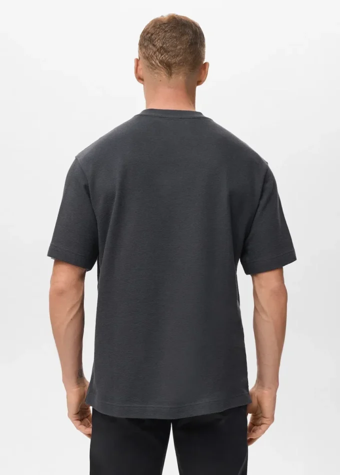 Luźna koszulka o strukturalnym kroju, wykonana w 100% z bawełny. Luźna koszulka o strukturalnym kroju, wykonana w 100% z bawełny.