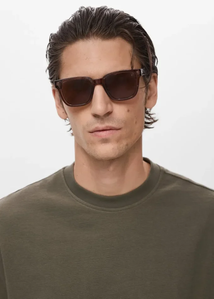 Luźna koszulka o strukturalnym kroju, wykonana w 100% z bawełny. Luźna koszulka o strukturalnym kroju, wykonana w 100% z bawełny.