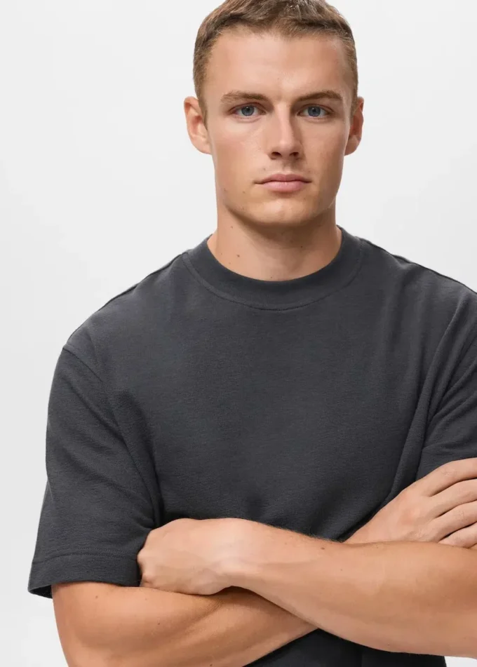 Luźna koszulka o strukturalnym kroju, wykonana w 100% z bawełny. Luźna koszulka o strukturalnym kroju, wykonana w 100% z bawełny.