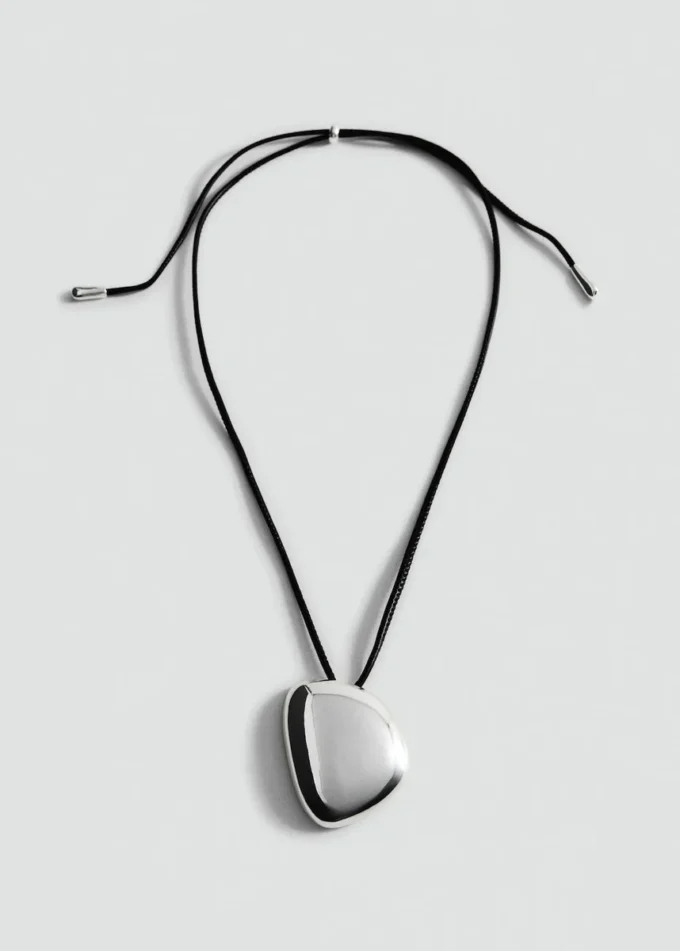 Naszyjnik z zawieszką z metalowym elementem