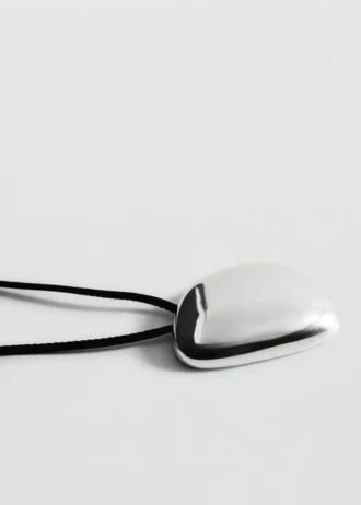 Naszyjnik z zawieszką z metalowym elementem