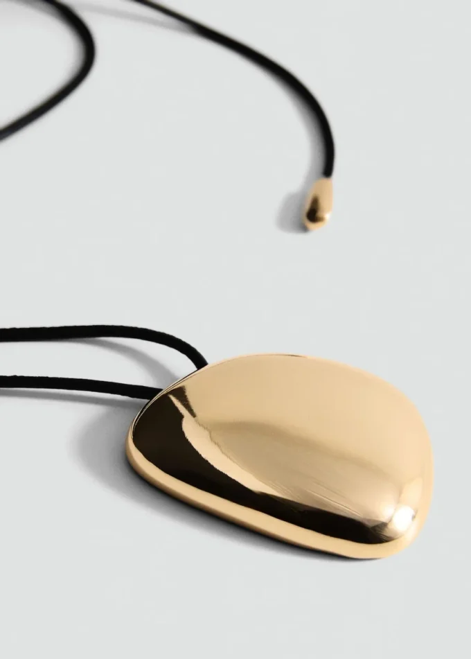 Naszyjnik z zawieszką z metalowym elementem