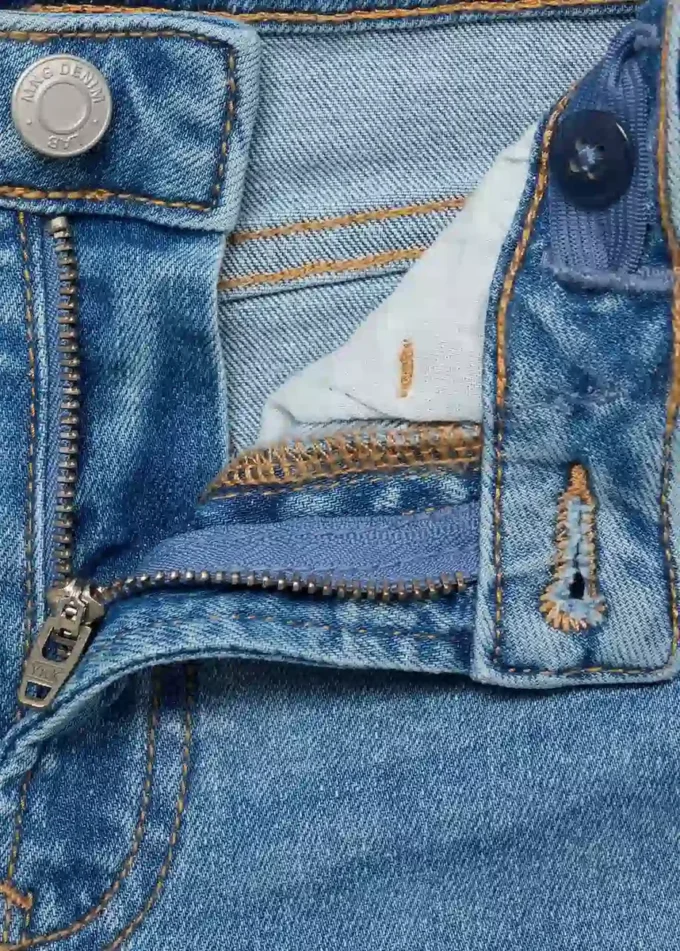 Obcisłe dżinsy z haftowaną gwiazdą Obcisłe dżinsy z haftowaną gwiazdą