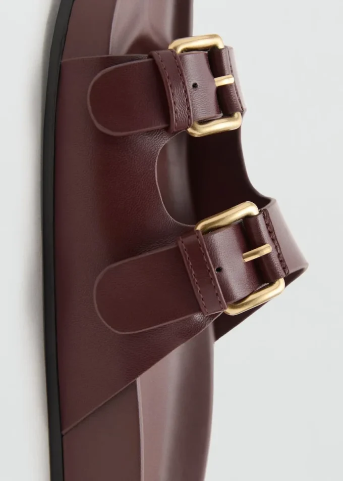 Płaskie sandały z klamrą Płaskie sandały z klamrą